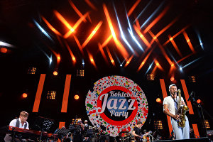Саксофонист Денис Швытов выступает на Международном джазовом фестивале Koktebel Jazz Party в Коктебеле