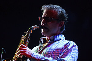 Саксофонист Майк Деру выступает на Международном джазовом фестивале Koktebel Jazz Party в Коктебеле